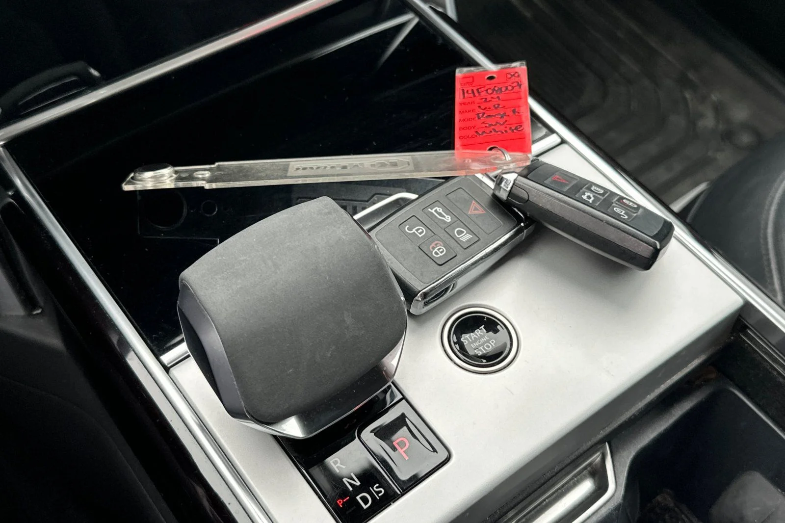 Used 2024 White Land Rover SE image 10