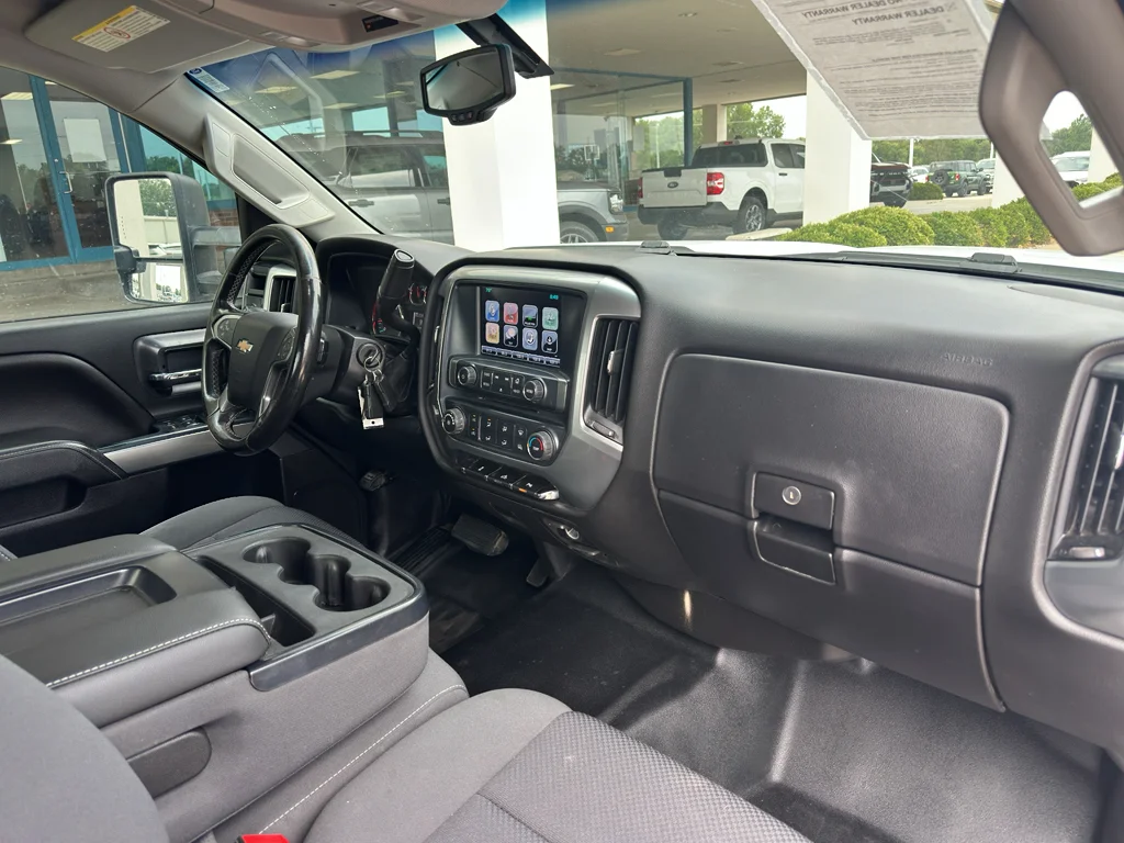 Used 2018 Summit White Chevrolet LT image 17