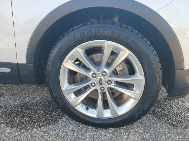 Used 2018 White Ford Limited image 27