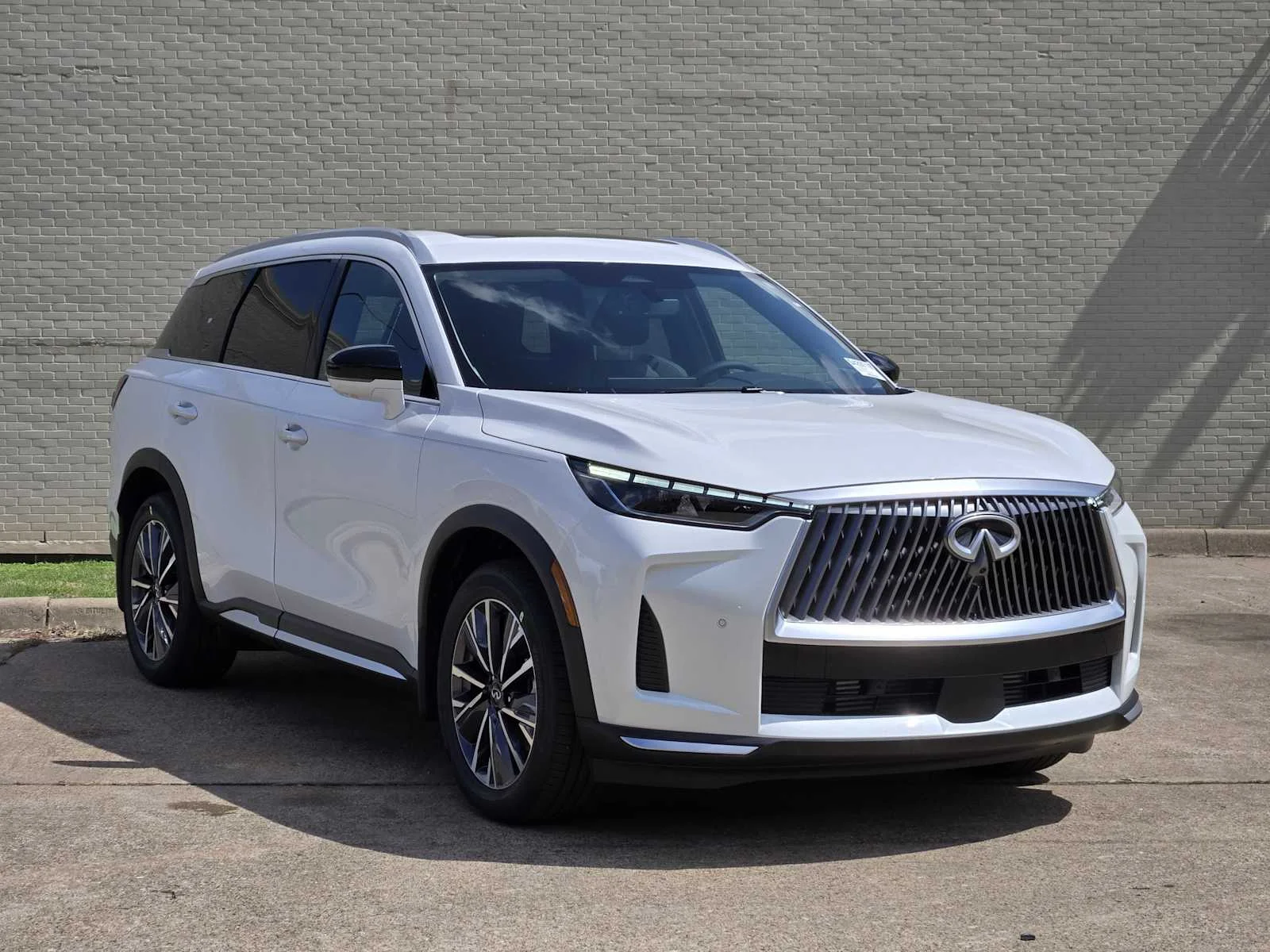 New 2026 RADIANT WHITE INFINITI Luxe FWD image 2