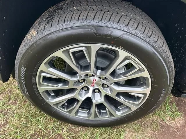 2026 GMC Yukon XL Denali - Photo 18