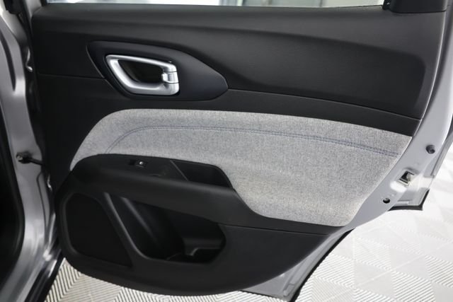 Used 2022 Silver Jeep Latitude image 27
