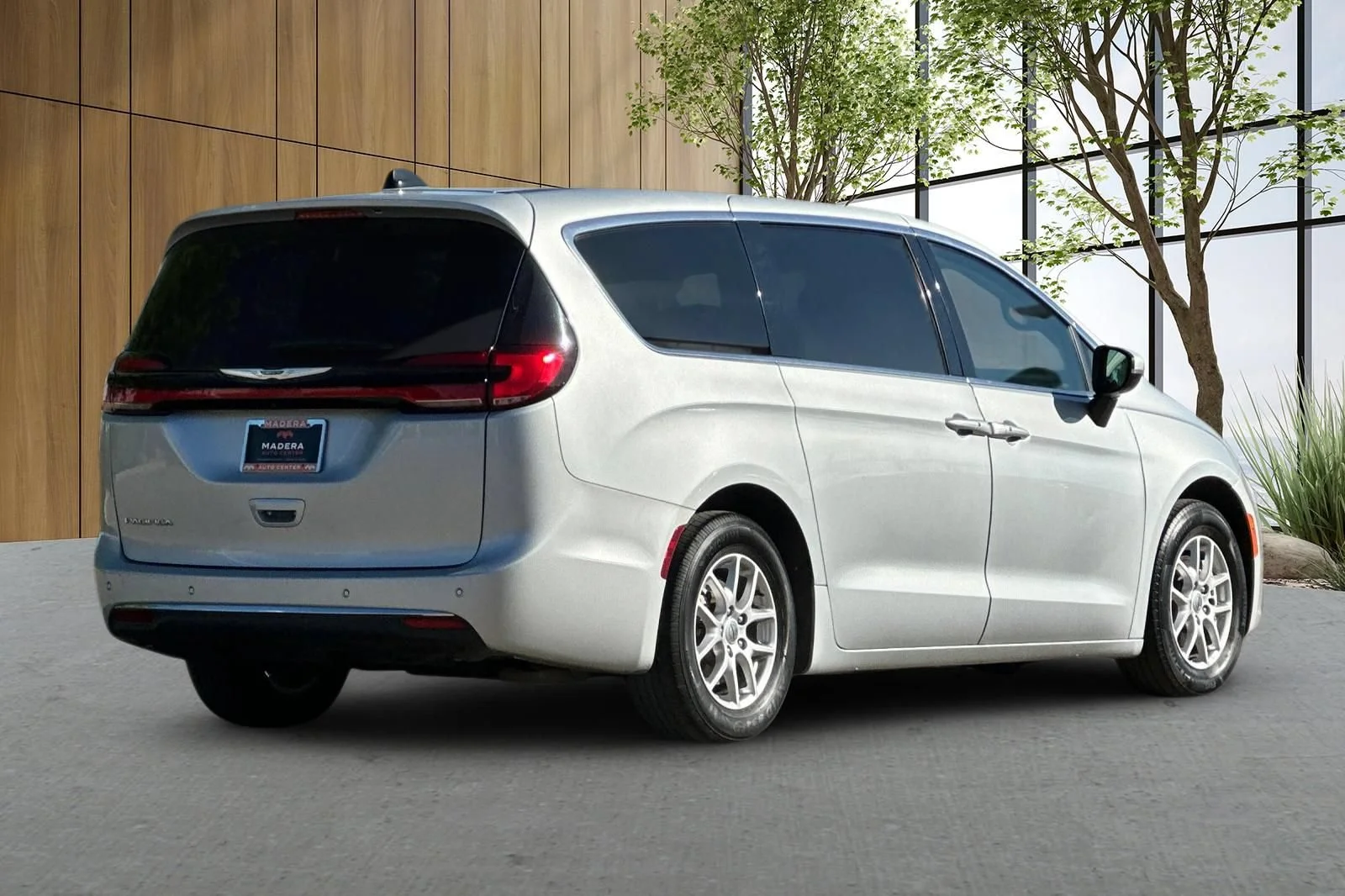 Used 2023 Silver Chrysler Touring L image 4
