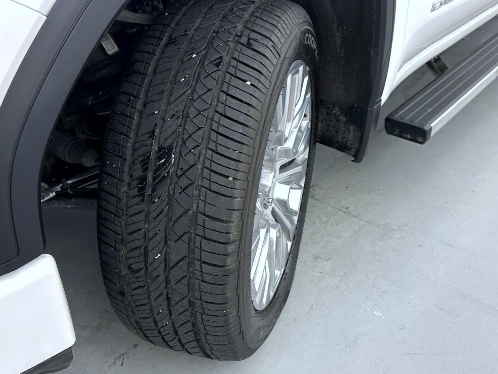 Used 2021 White GMC Denali image 25