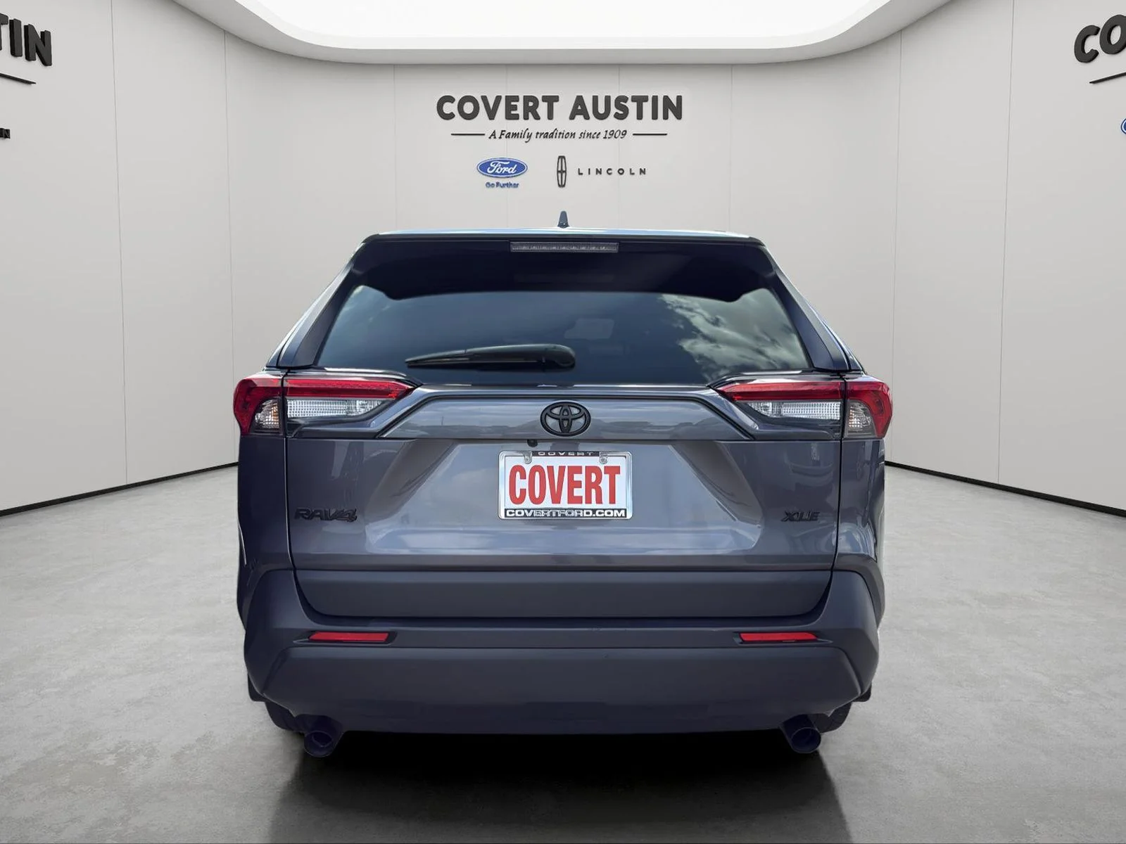 Used 2025 Gray Toyota XLE image 4