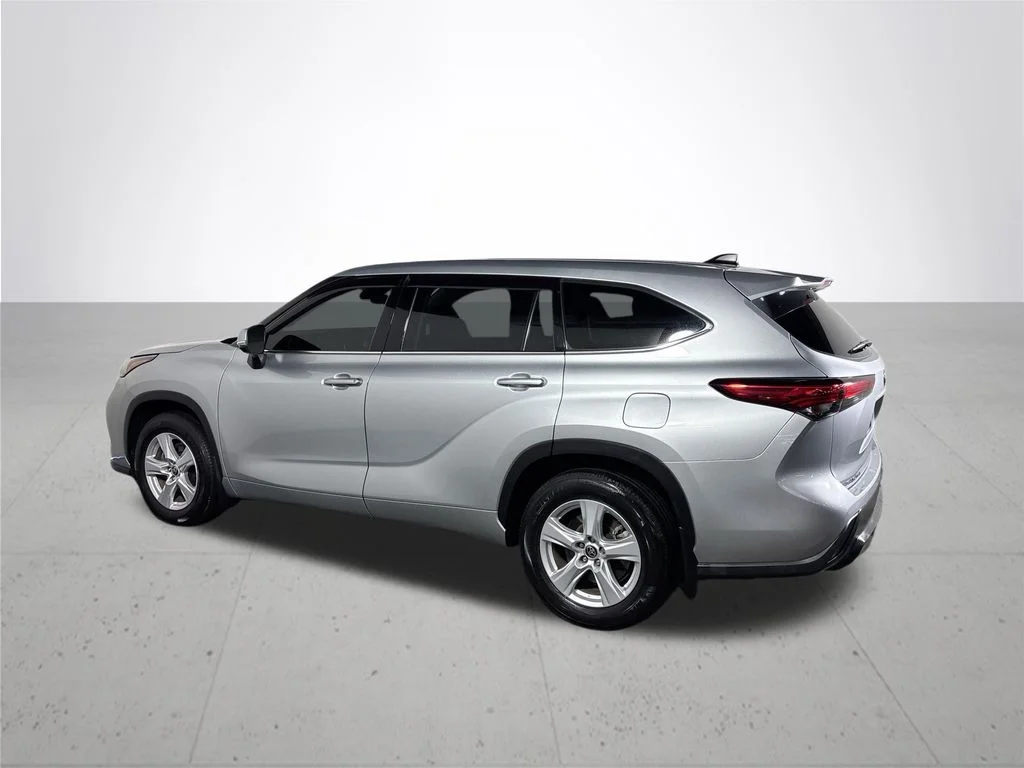 Used 2022 Silver Toyota L image 8