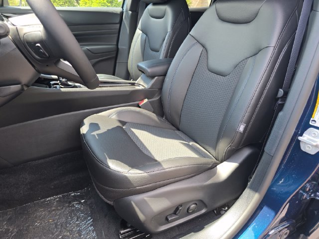 New 2026 Fathom Blue Pearl-Coat Exterior Paint Jeep Latitude image 6