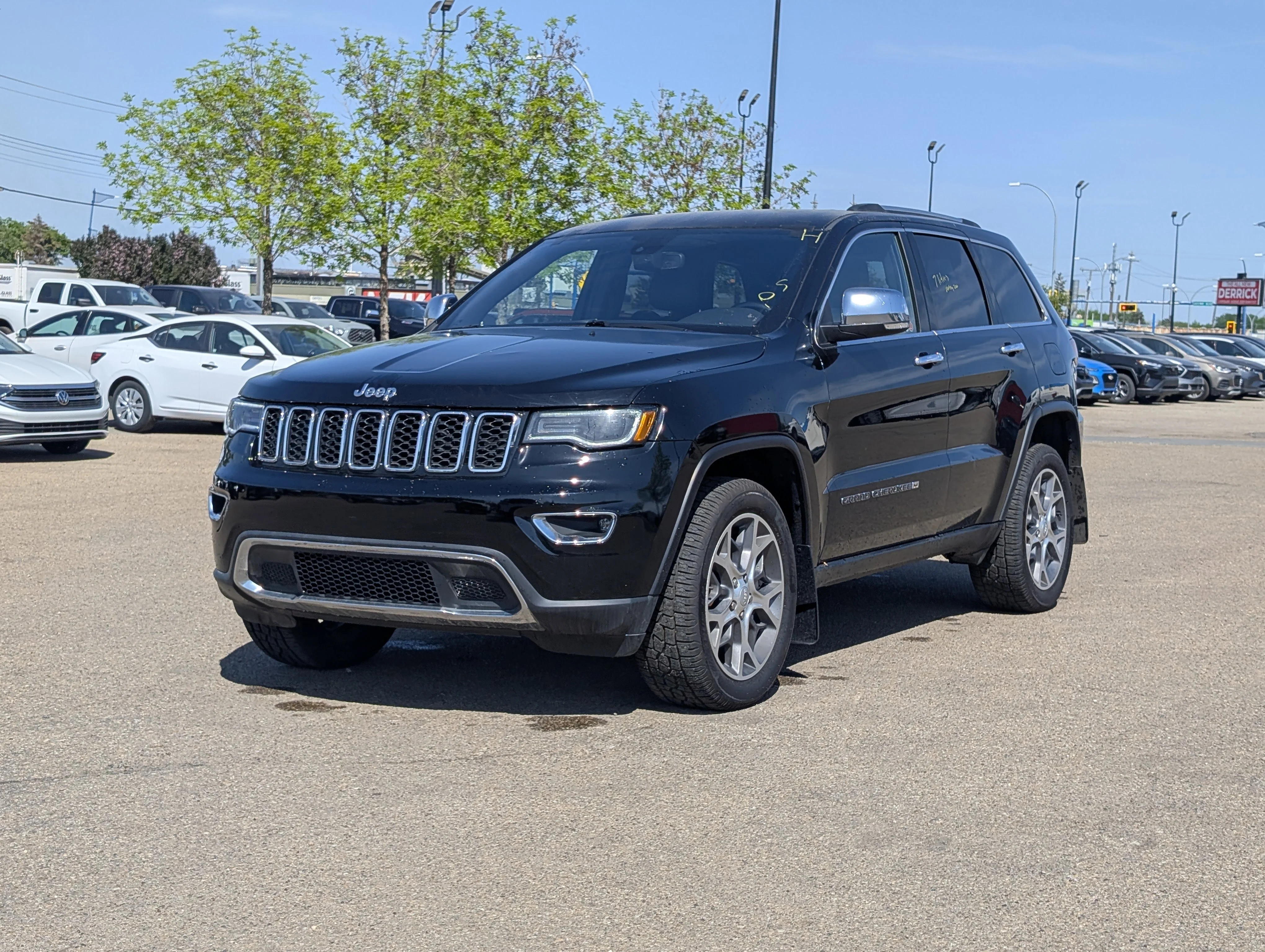 Used 2022 Diamond Black Crystal Pearlcoat Jeep Limited image 2