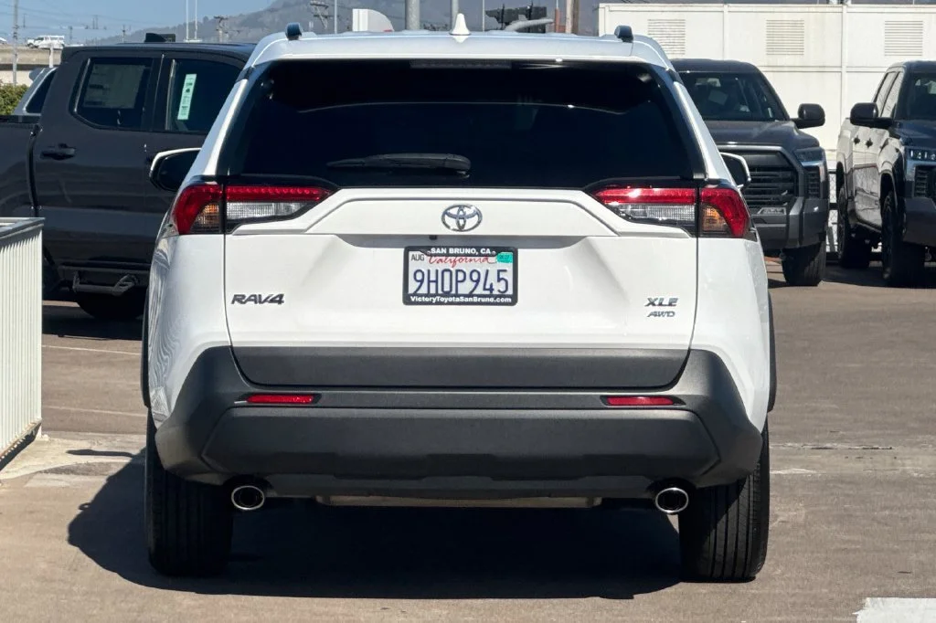 Used 2023 Ice Toyota XLE image 5
