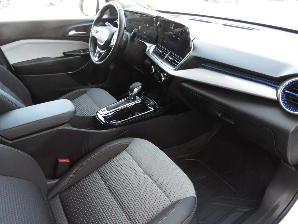 Used 2024 Summit White Chevrolet LT image 25