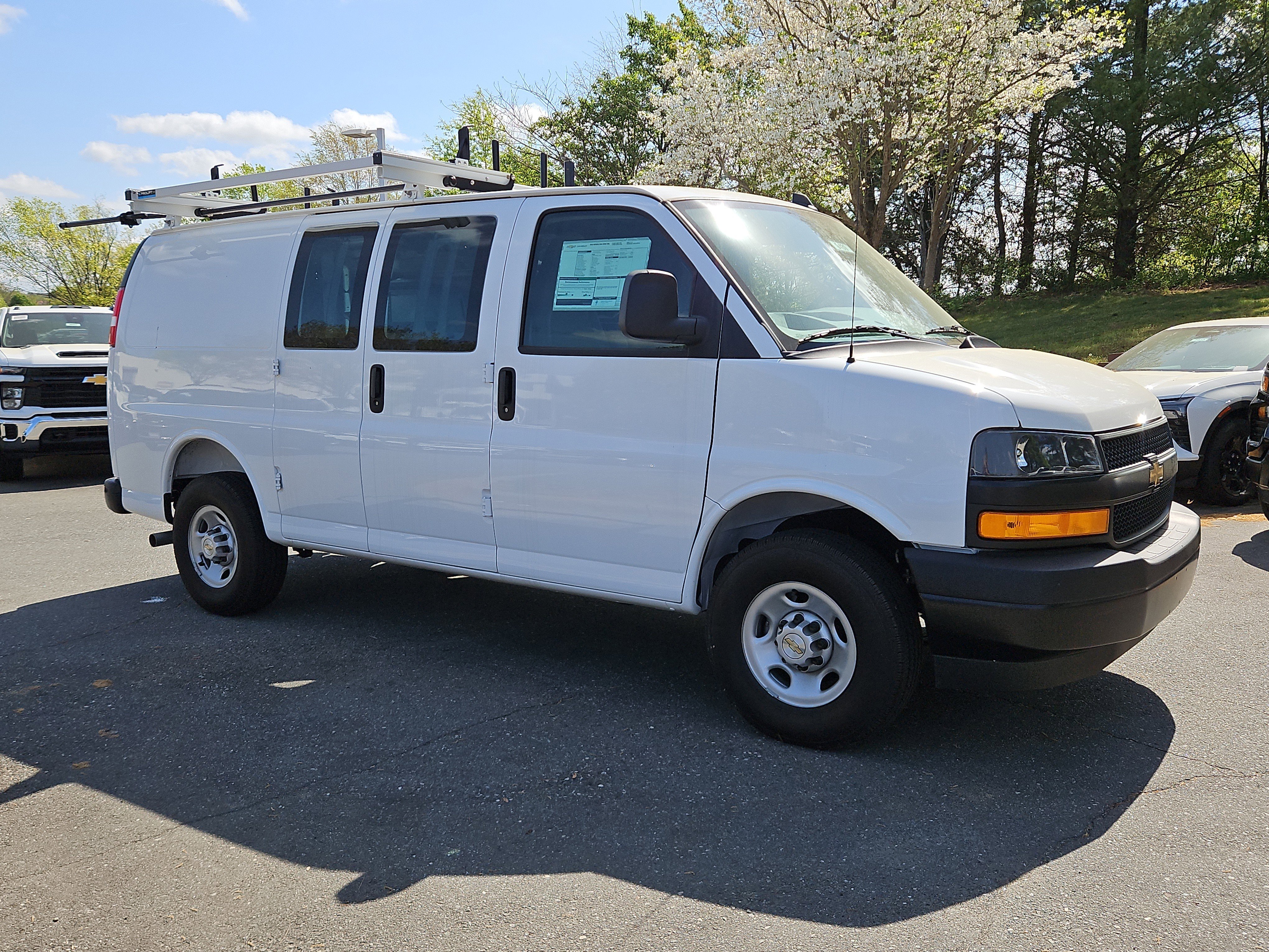 New 2025 Summit White Chevrolet WT image 6