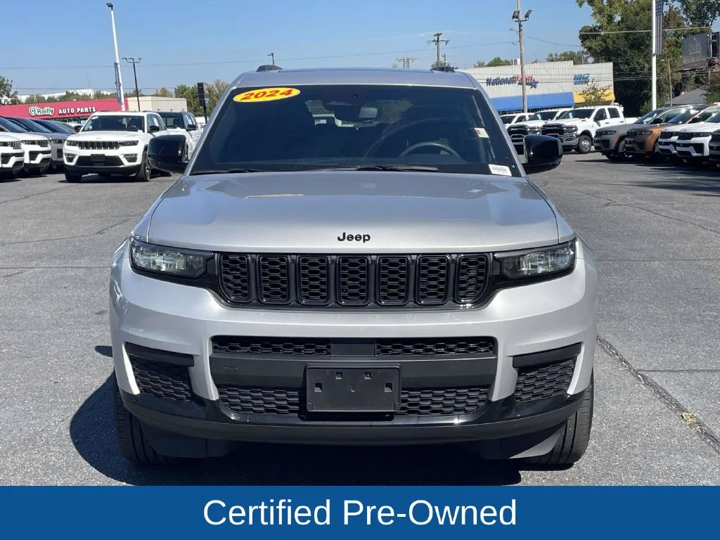 Used 2024 Silver Jeep Altitude X image 4