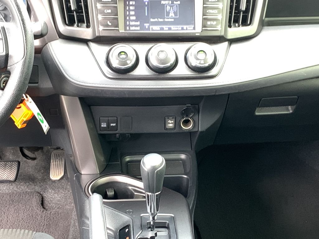 2017 Toyota RAV4 LE - Photo 18