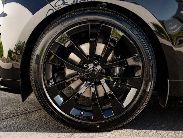 New 2026 Santorini Black Land Rover Dynamic SE image 11
