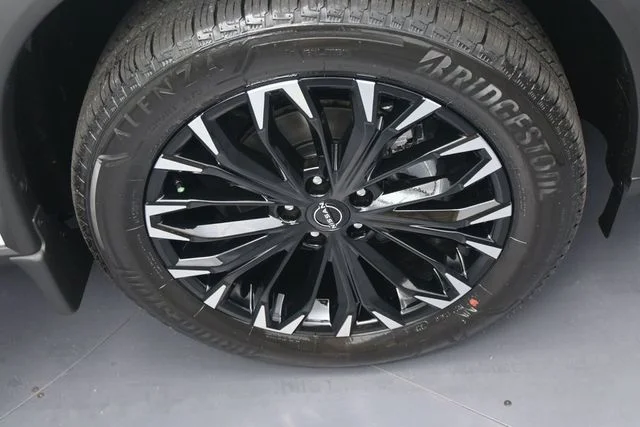 New 2026 Everest White Pearl TriCoat Nissan Dark Armor™ image 31