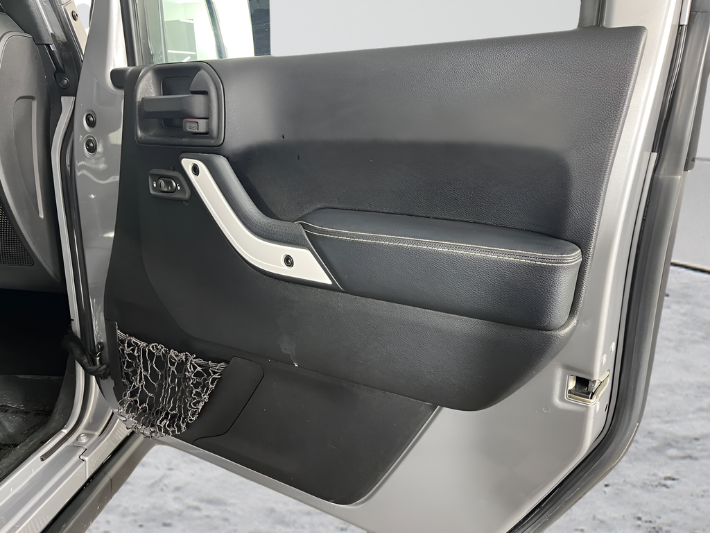 2014 Jeep Wrangler Unlimited Sahara - Photo 15