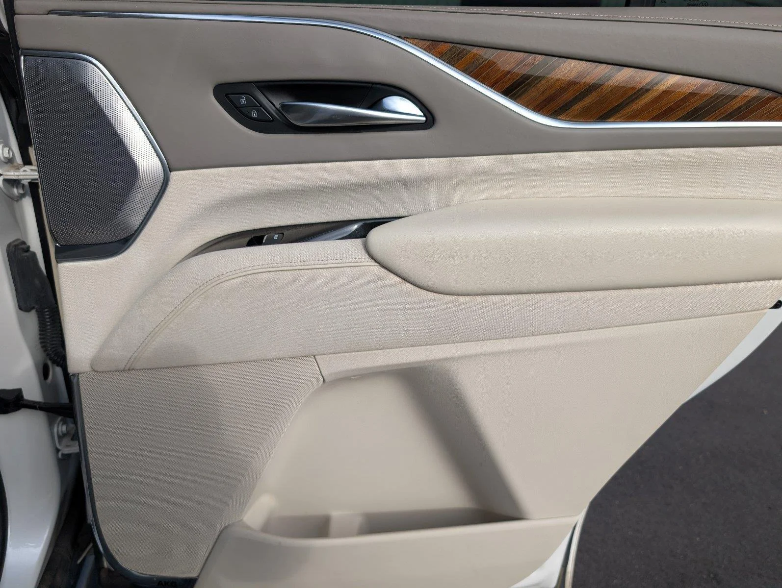 Used 2021 CRYSTAL WHITE TRICOAT Cadillac Premium Luxury Platinum image 39