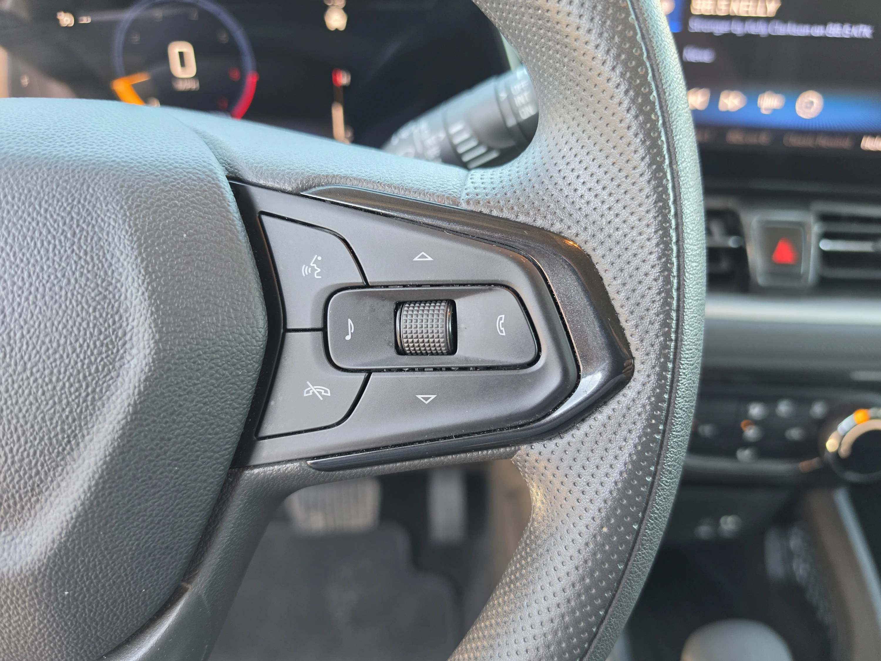 Used 2025 Summit White Chevrolet LT image 32