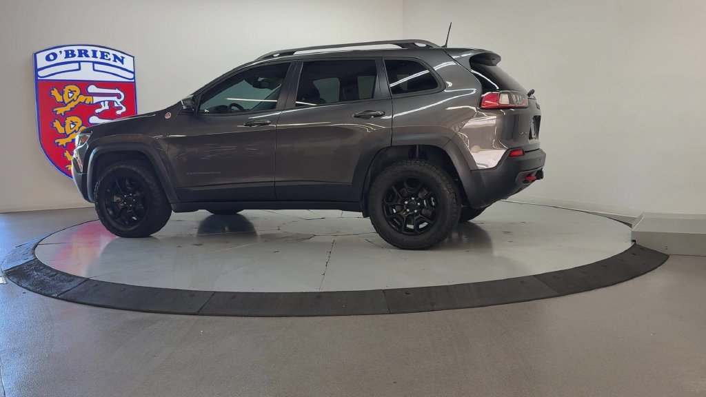 Used 2019 Crystal Metallic Jeep Trailhawk image 7