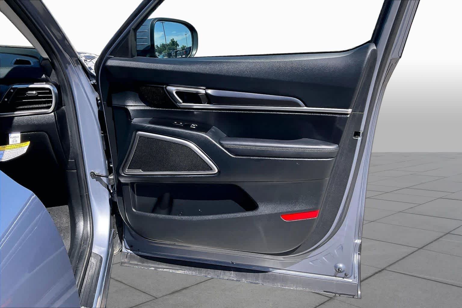 Used 2025 Everlasting Silver Kia LX image 21