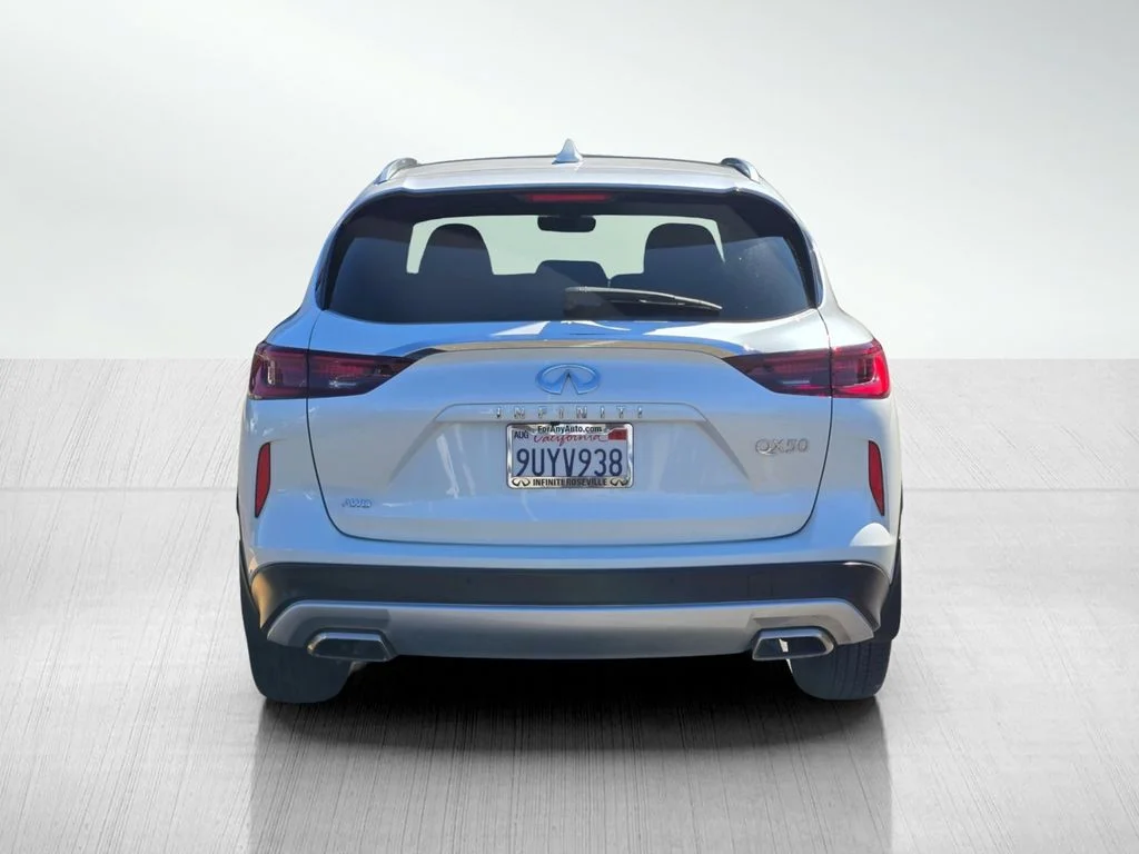 Used 2025 White INFINITI LUXE image 5