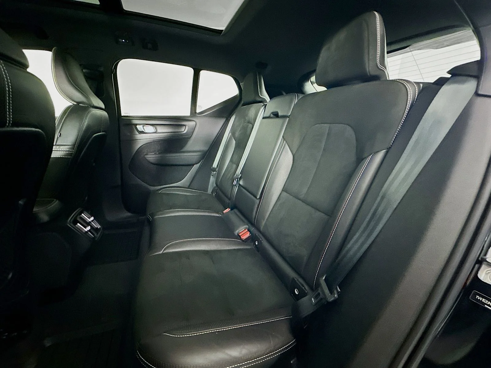 Used 2021 Black Volvo R-Design image 25