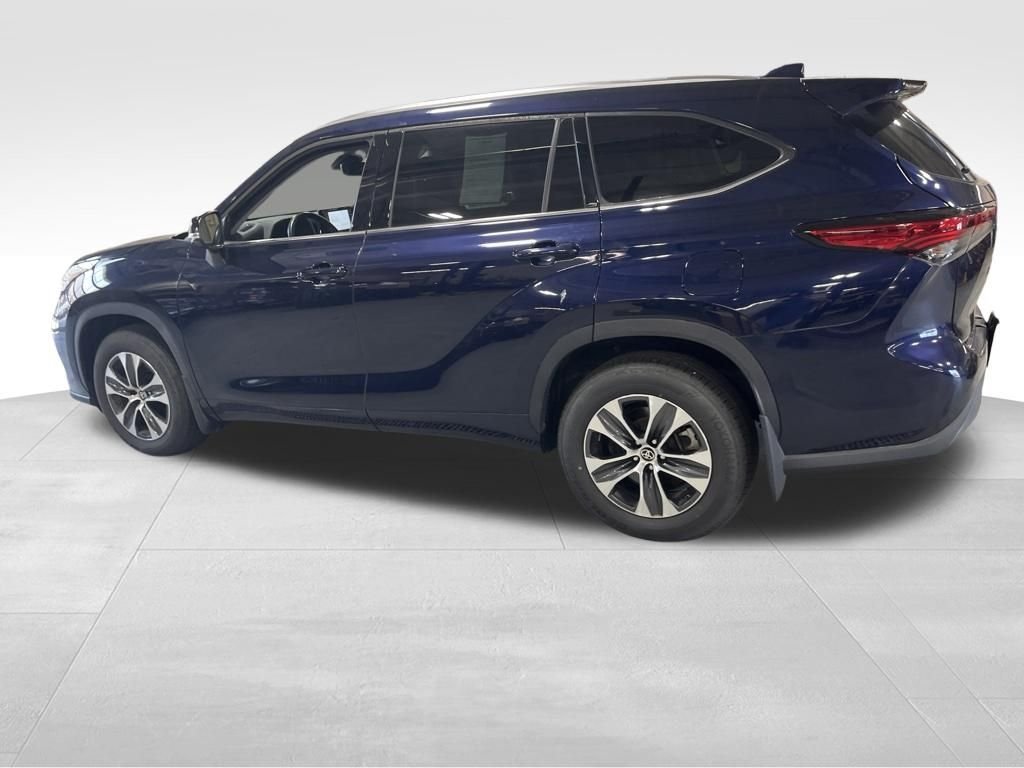 Used 2021  Toyota XLE image 11