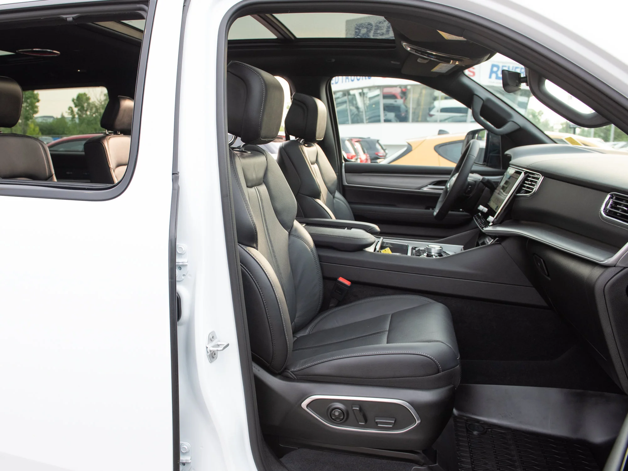 Certified Used 2026 White Jeep Limited Reserve* Twin-Turbo | 420 HP | Apple CarPlay | HD Trailer Tow | Running Boards image 25