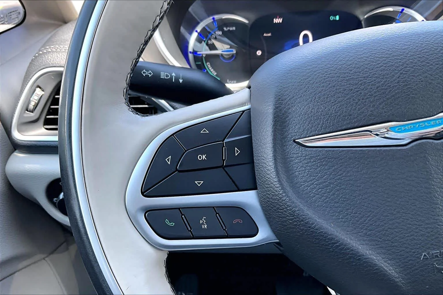 Used 2018 Brilliant Black Crystal Pearlcoat Chrysler Hybrid Limited image 22