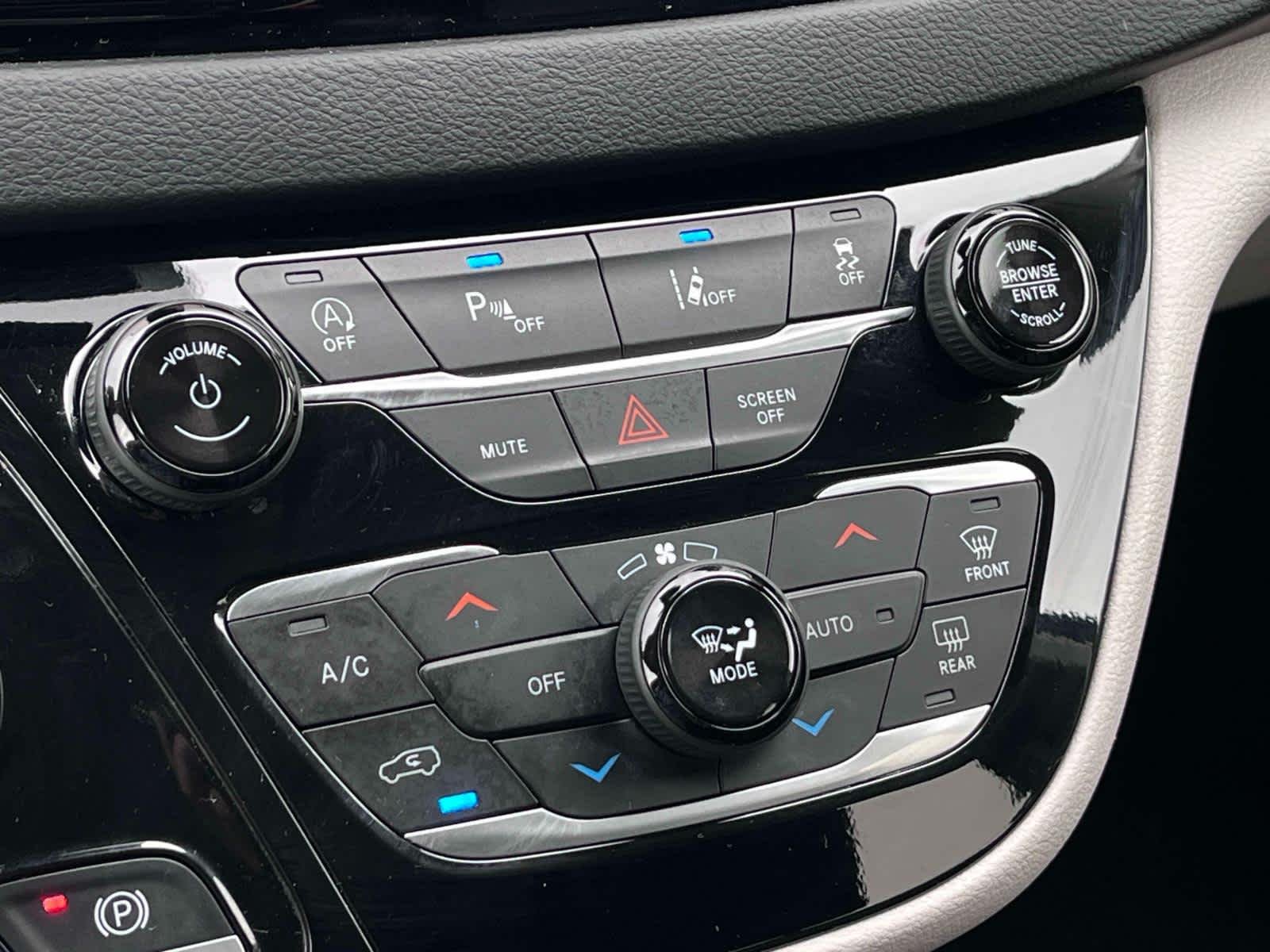 Used 2023 Blk/black Chrysler Touring L image 29