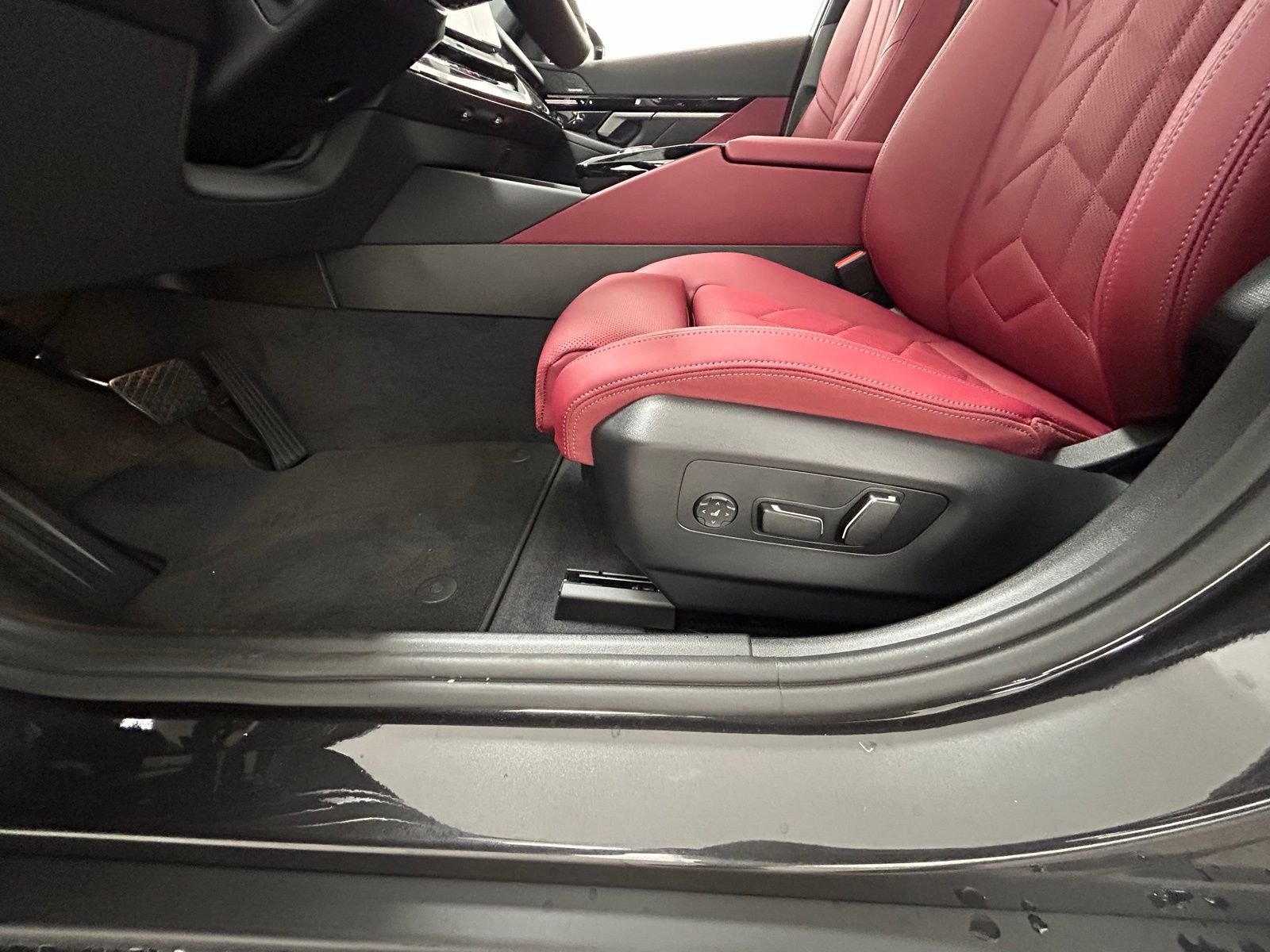 New 2026 Dark Graphite Metallic BMW 530i xDrive image 30