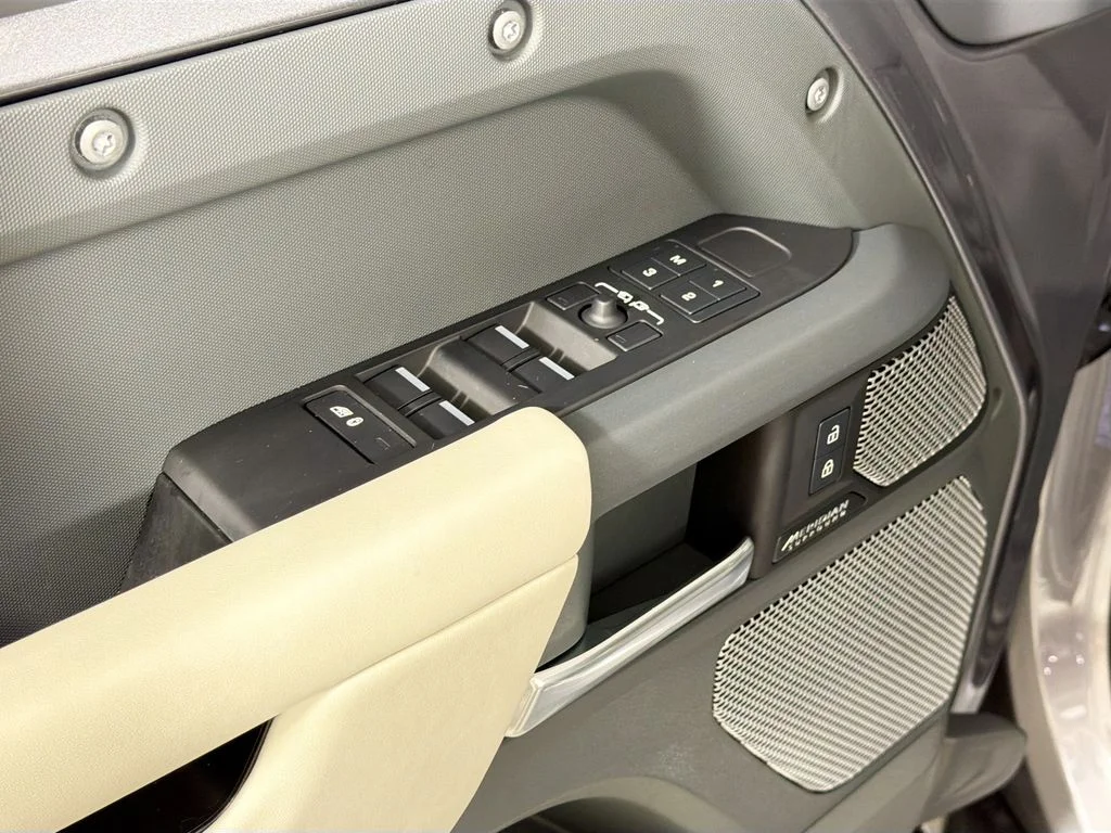 Used 2023 Eiger Grey Metallic Land Rover X-Dynamic SE image 18