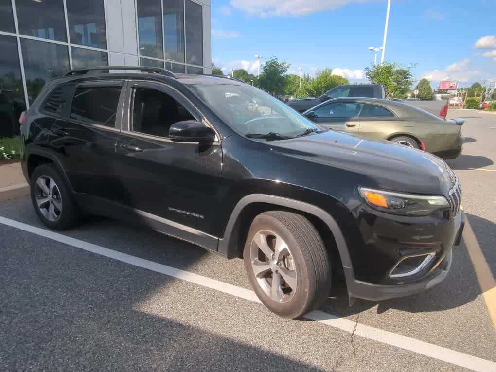 Certified Used 2022 Diamond Black Crystal Pearlcoat Jeep Limited image 4