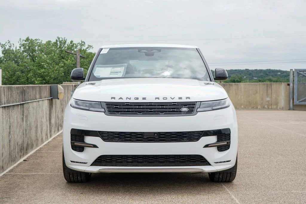 New 2026 White Land Rover Dynamic SE image 4