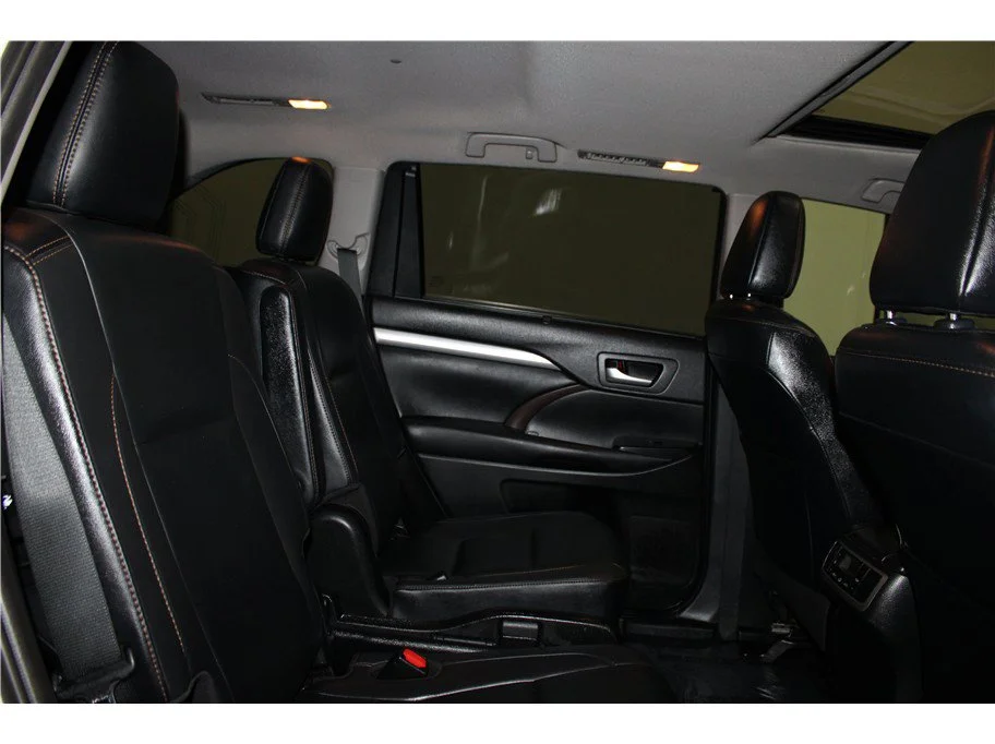 Used 2019 White Toyota XLE Sport Utility 4D image 23