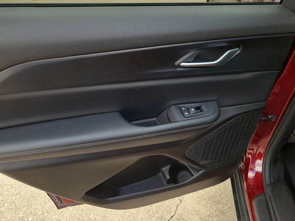 Used 2023 Red Jeep Altitude image 17