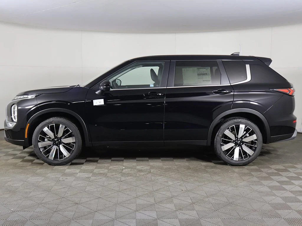 New 2026 Black Mitsubishi SE image 17
