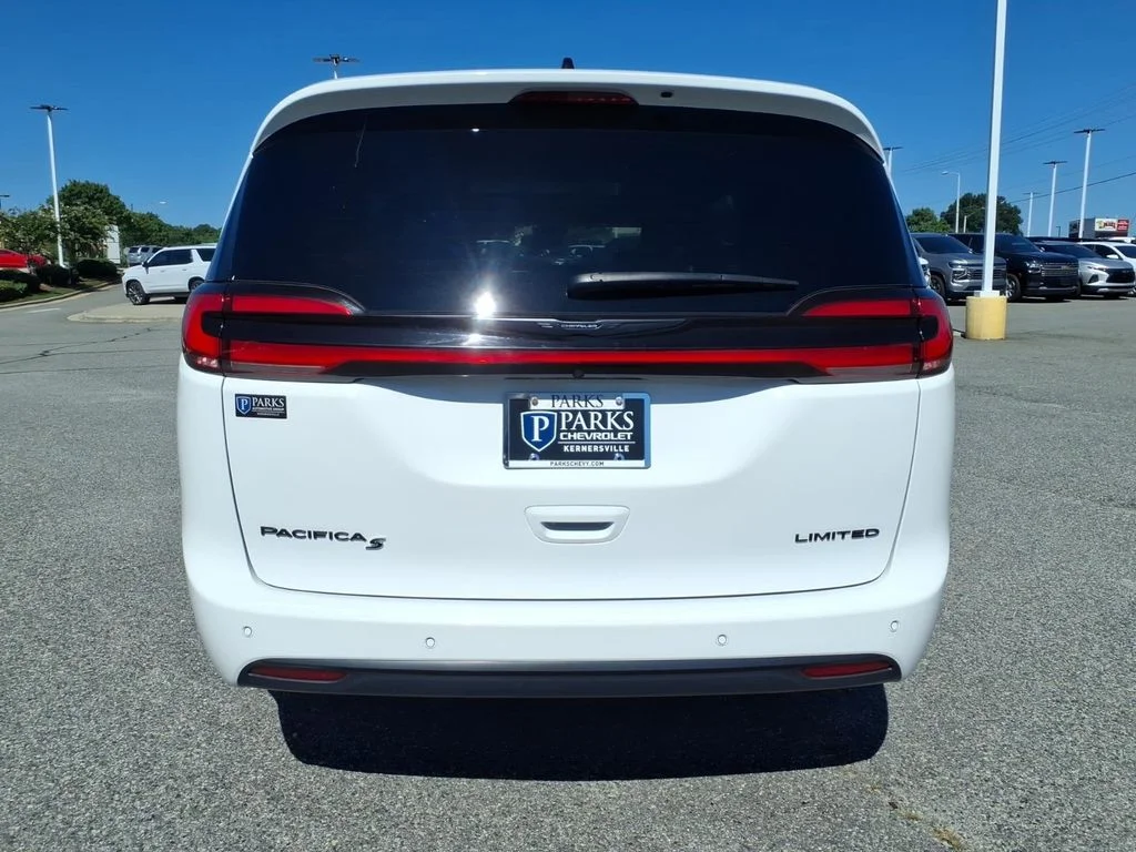Used 2025 White Chrysler Limited image 32
