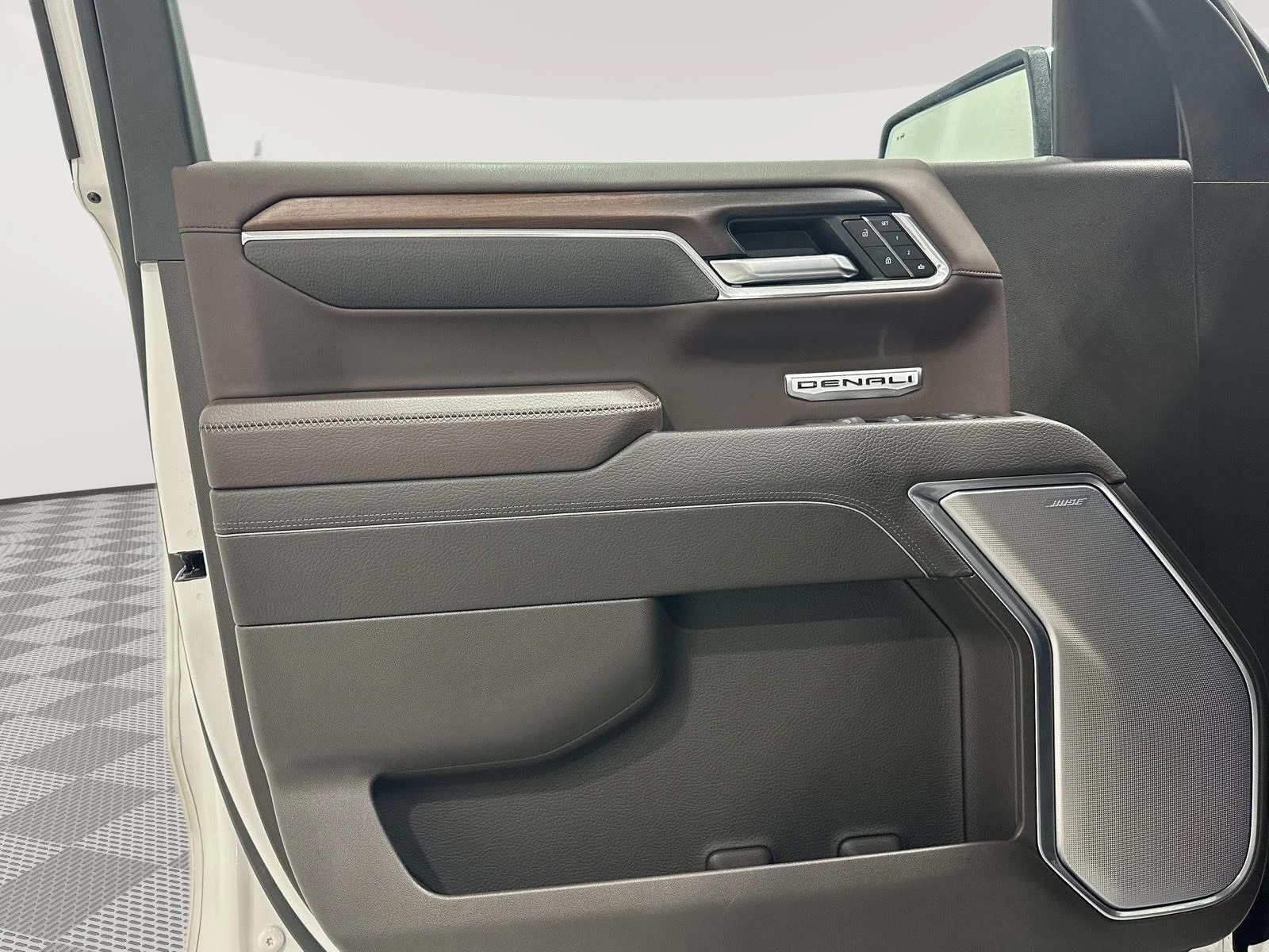 Used 2024 White Frost Tricoat GMC Denali image 20