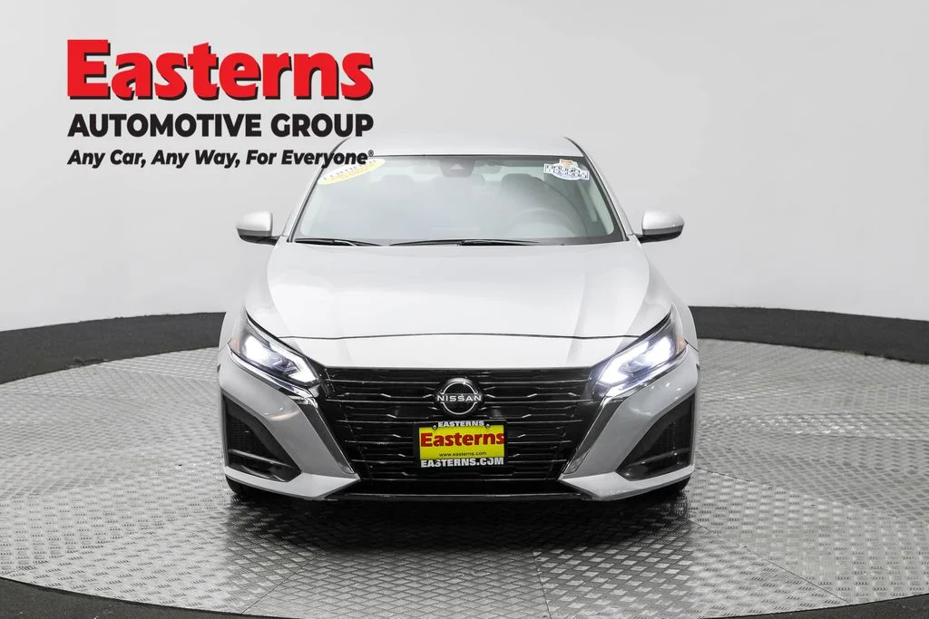 Used 2023 Silver Nissan 2.5 SV image 2