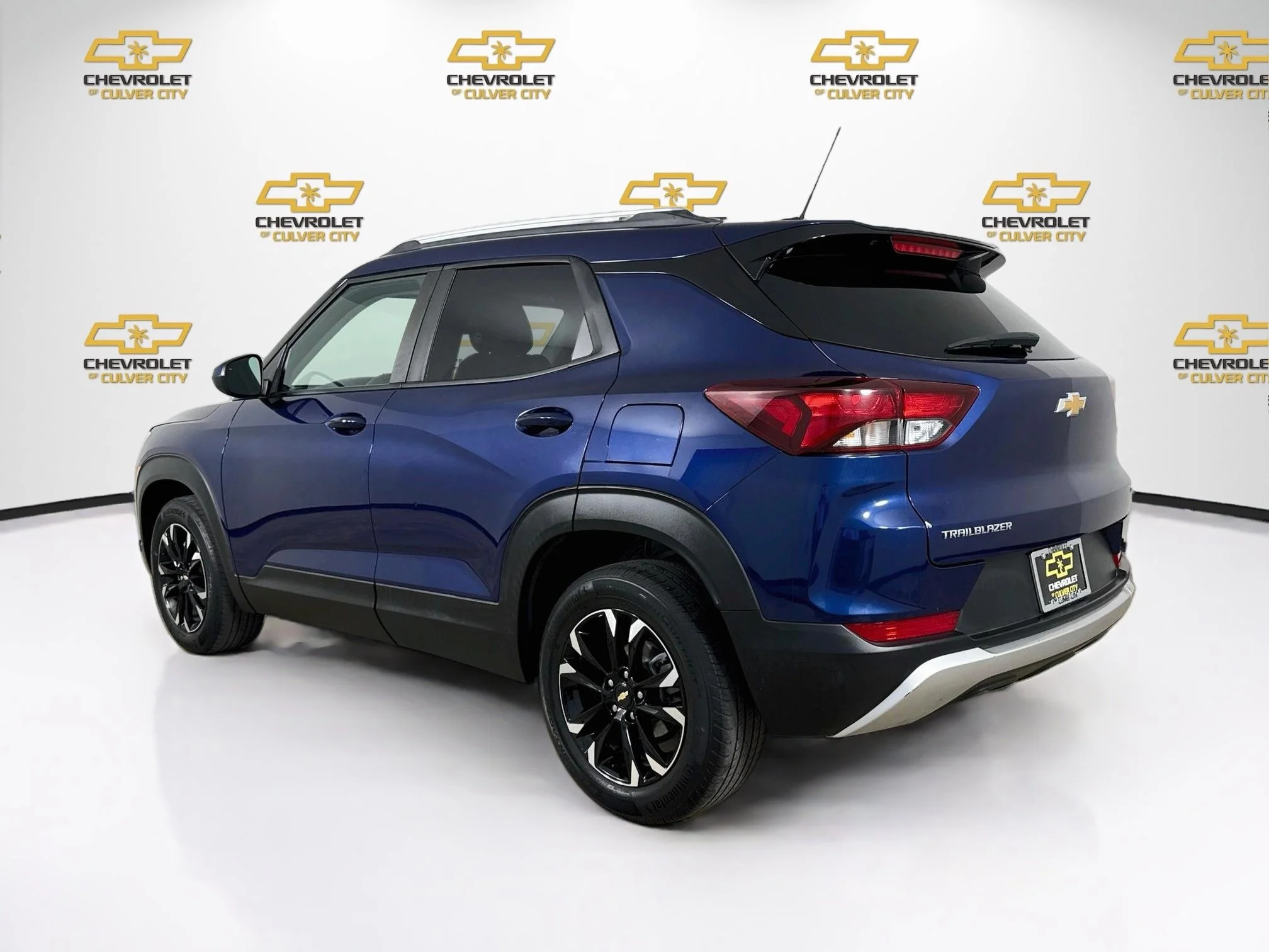 Used 2023 BLUE GLOW METALLIC Chevrolet LT image 6