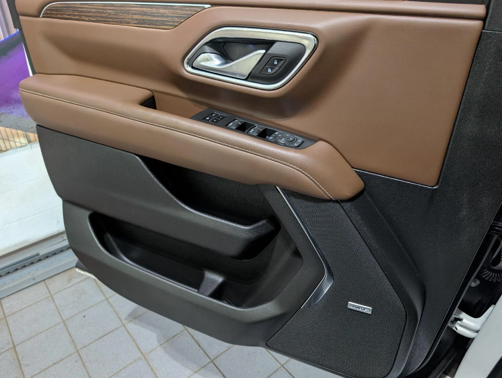Used 2022 Iridescent Pearl Tricoat Chevrolet High Country image 17