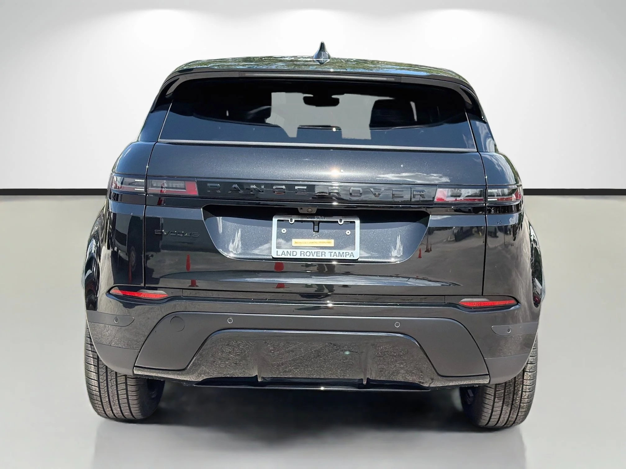 New 2026 Santorini Black Metallic Land Rover Core S image 4