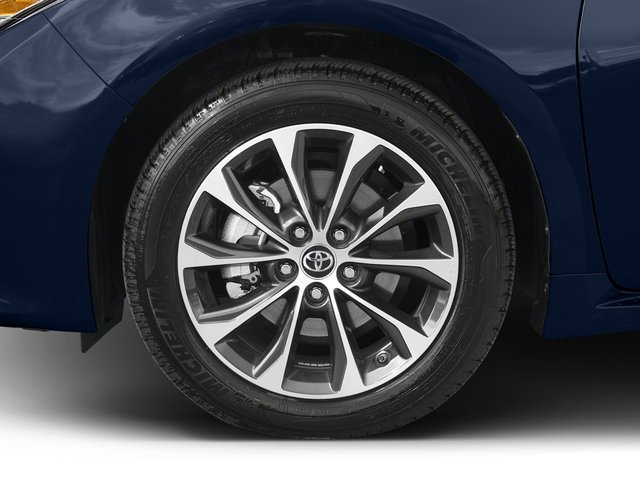 Used 2018 Creme Brulee Toyota XLE Premium image 11