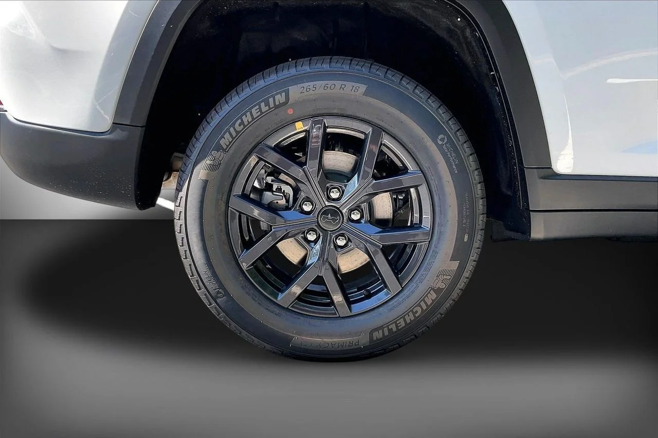 New 2027 Bright White Clear-Coat Paint Jeep Laredo Altitude image 34