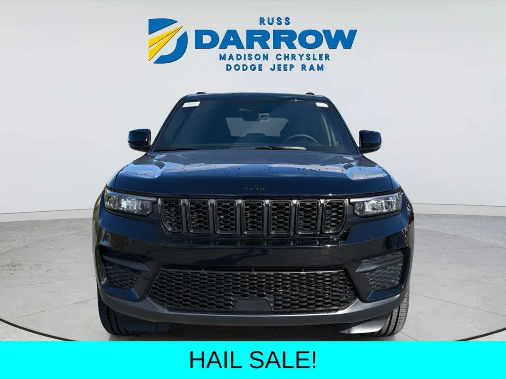 New 2025 Diamond Black Crystal Pearl-Coat Exterior Paint Jeep Laredo image 8