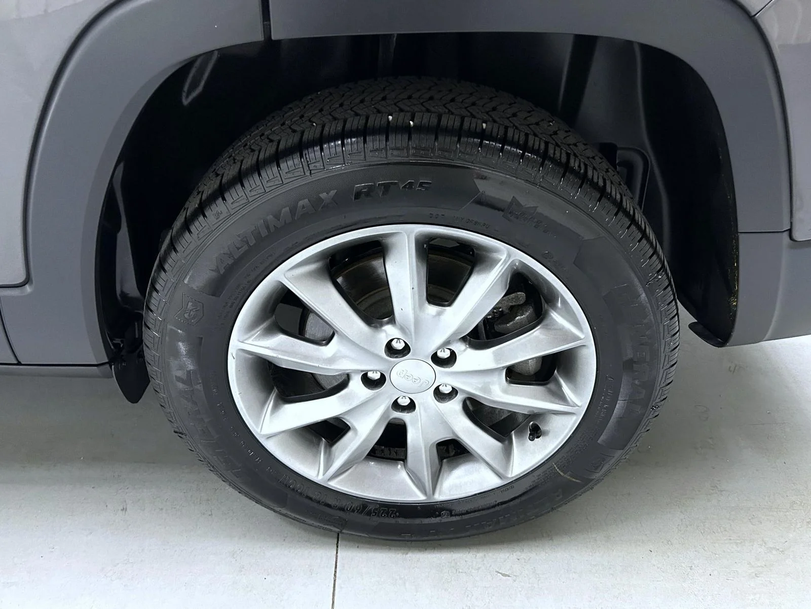 Used 2018 Gray Jeep Limited image 22