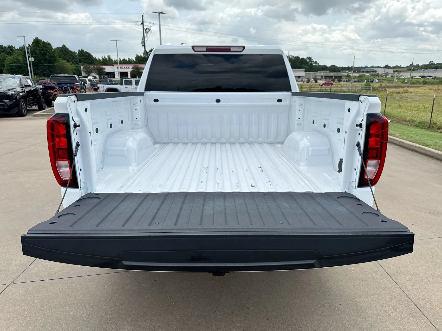 Used 2025 Summit White GMC Elevation image 23