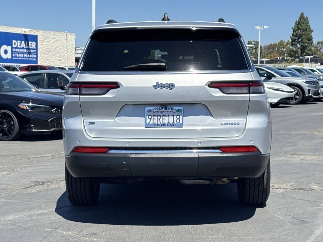 Used 2023 Silver Jeep Laredo image 4