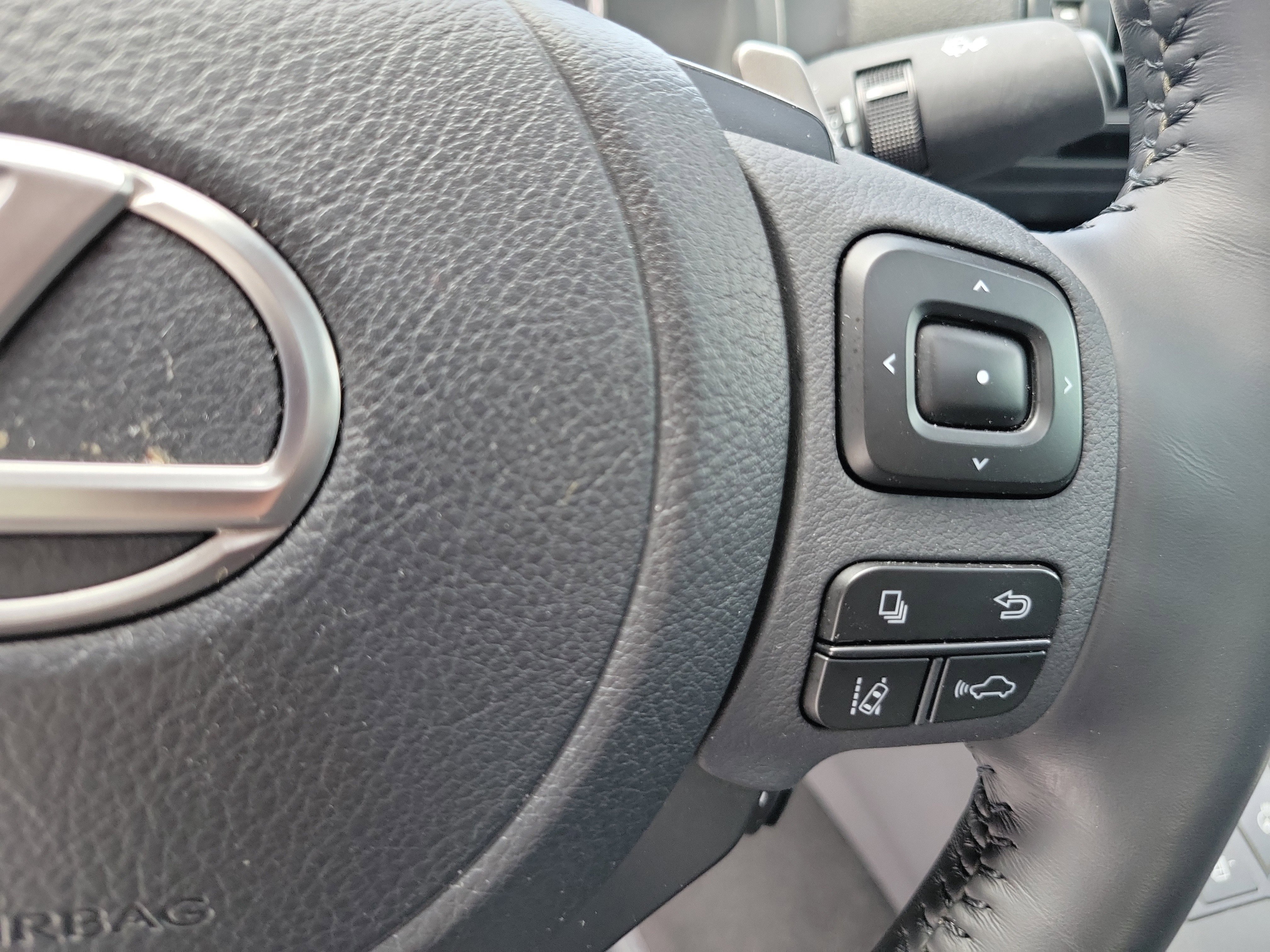 Used 2024 White Pearl Lexus 300 image 29
